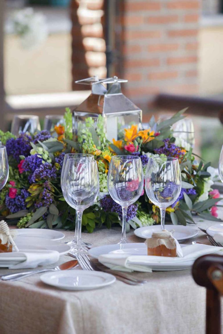 Acercamiento a centro de mesa de jardín de eventos