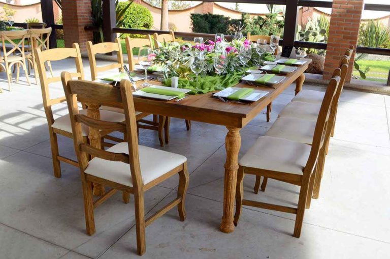 Mesa rústica mexicana en jardín de eventos