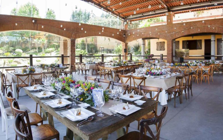Jardin de bodas, jardín de eventos y banquetes, picdero montado con mesas rusticas