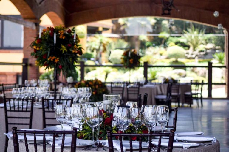 jardín de eventos, jardín de fiestas, jardín para bodas, fuera de foco con arreglo alto