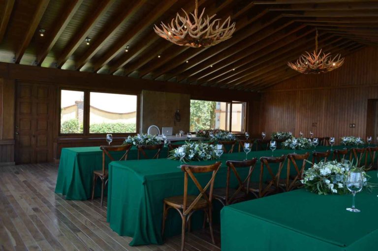 Salón de eventos con montaje de capacitación