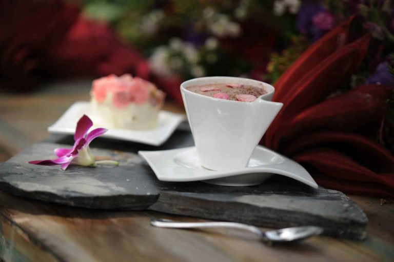 Pastel de petalos de rosa, postre de banquete