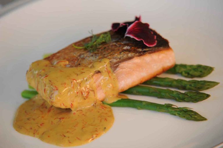Banquete, atún con salsa de azafrán