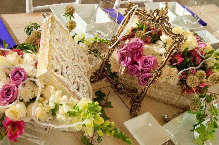 Acercamiento de arreglo blanco con morado en Jardín de eventos